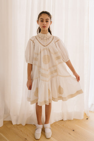 PETITE AMALIE WHITE/NATURAL DOILY SMOCK DRESS
