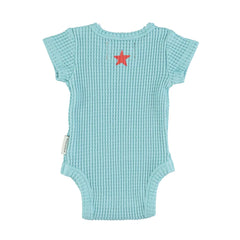 PIUPIUCHICK LIGHT BLUE W/ "QUE CALOR" PRINT ROMPER